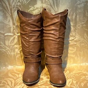 Boots with cowboy detailing. Color ~ Cognic.  25-T3